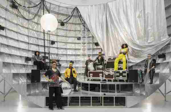 Aufregendes Setting im franz�sischen Pavillon. Muoto und Georgi Stanishev haben im Hauptraum eine metallisch coole B�hne installiert, auf der performt wird.