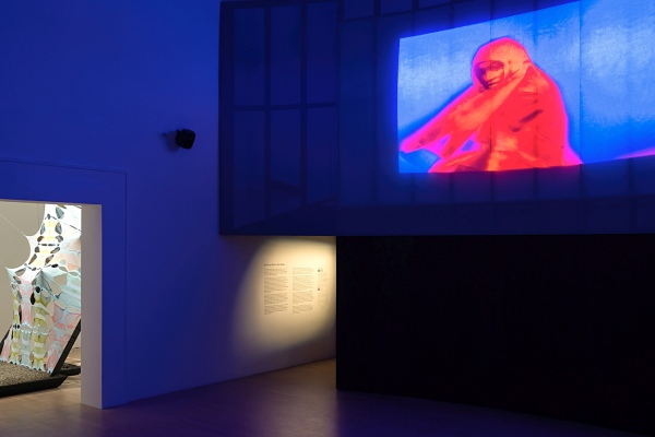 Der britische Pavillon zeigt auf geradezu klassische Weise Kunst. Die von Jayden Ali, Joseph Henry, Meneesha Kellay und Sumitra Upham verantwortete Pr�sentation wurde von der Jury der Biennale mit einer Besonderen Erw�hnung ausgezeichnet.