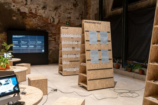 Der von Helena Doudova kuratierte Tschechische Pavillon thematisiert ein ureigenes Problem der Architekturbranche: die oftmals schlechten Arbeitsbedingungen, insbesondere f�r Berufseinsteiger*innen.