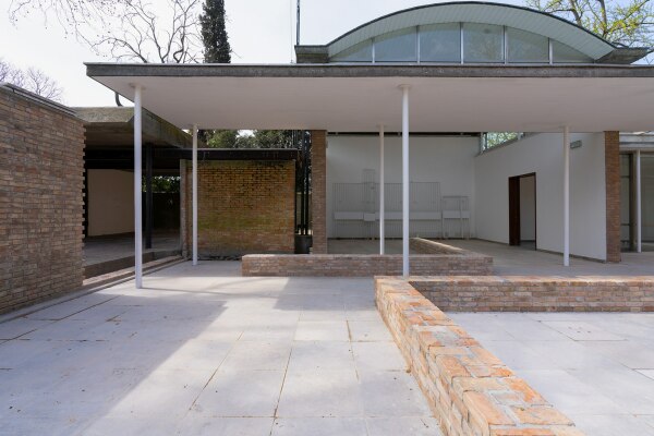 Die Kurator*innen des Schweizer Pavillons besch�ftigen sich unter dem Titel �Neighbours� mit der Baugeschichte ihres Geb�udes von Bruno Giacometti und dem benachbarten Venezolanischen Pavillon von Carlo Scarpa.