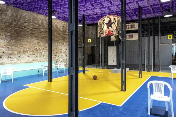 Farbig, fr�hlich und gut gelaunt pr�sentiert sich dieses Jahr Mexiko. Der Pavillon thematisiert die emanzipatorische Umdeutung und Aneignung von Basketballpl�tzen durch die indigene Bev�lkerung des Landes.