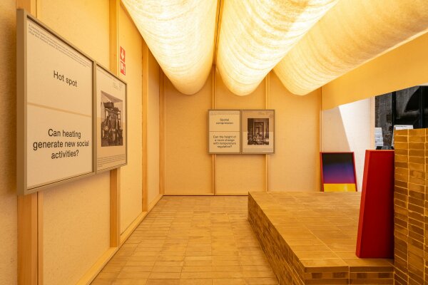 Starkes Pl�doyer f�r Low-Tech im Slowenischen Pavillon: Auf leicht zug�ngliche Art werden hier vernakul�re Bauweisen gezeigt, die angesichts der Klimakrise wieder aktuell werden k�nnten.