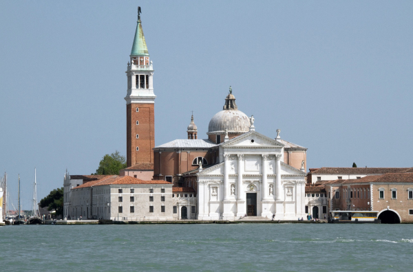 Per Vaporetto gelangt man danach auf die Klosterinsel San Giorgio Maggiore, wo sich vor ein paar Jahren unter anderem auch der Vatikan mit seinen Kapellen von Alvaro Siza & Co eingerichtet hat. Diese sind aktuell allerdings nur mit Fhrung zu besichtigen.
