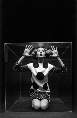 Derzeit sind hier Bilder von Ugo Mulas zu sehen. Der beraus vielseitige Fotograf war sowohl in der Mode als auch in der Reportage heimisch. Er schuf darber hinaus beeindruckende Knstler*innen-Portraits und konzeptionelle Arbeiten.