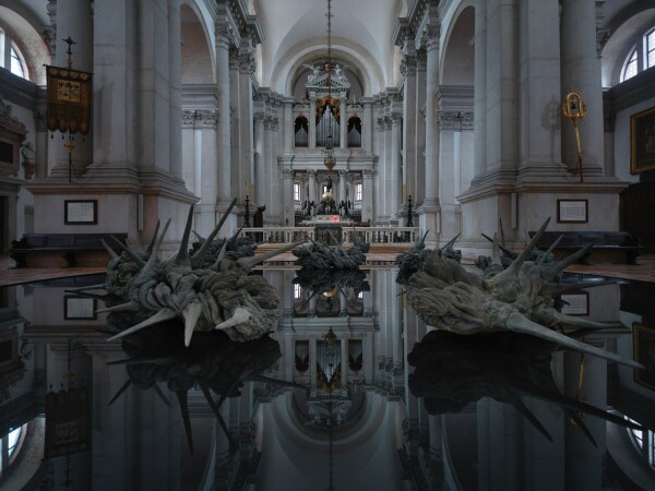 Dafr wird in der berhmten Kirche von Andrea Palladio eine sehenswerte Installation der sterreichischen Knstlerin Helga Vockenhuber geboten.