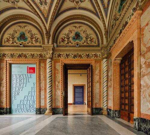 Ein Stockwerk dar�ber bespielt Portugal mit �Fertile Futures� die sch�nsten R�ume des Geb�udes, das im ausgehenden 19. Jahrhundert neugotisch umgestaltet wurde.