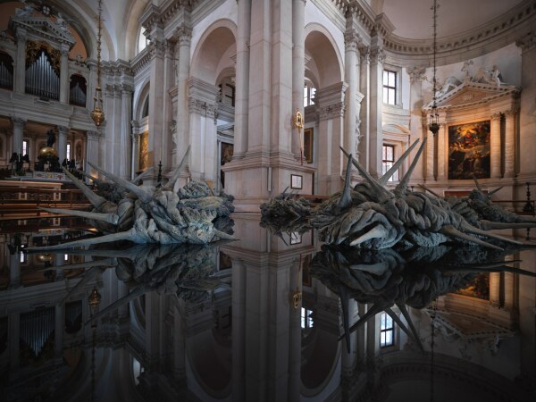 Unter dem Titel Belonging zeigt sie spitze Objekte mit brchiger Haut, die sowohl Fragmente einer bergroen Dornenkrone als auch Fundstcke vom Meeresboden sein knnten.