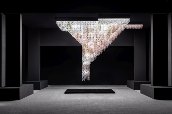 Ebenfalls ziemlich sakral  jedenfalls fr Architekt*innen  geht es in dem benachbarten Le Stanze del Vetro zu, der der regionalen Glasproduktion gewidmet ist. Aktuell zu sehen sind Werke, die in der Venini-Manufaktur entstanden sind  wie dieses Deckenelement, das Carlo Scarpa 1961 fr den venezianischen Pavillon auf der Italia 61-Ausstellung in Turin gestaltet hat.