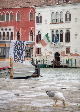 Mit ihrer Ausstellung �Umbau. Nonstop Transformation� im Salone Verde im Sestiere Santa Croce 2258 sind auch gmp - Architekten von Gerkan, Marg und Partner in Venedig vertreten.