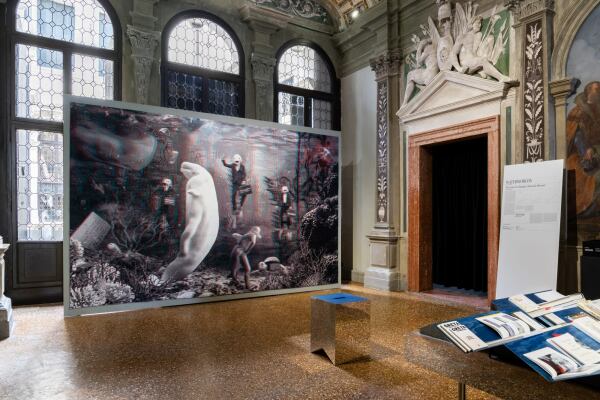 Wenige Meter weiter wartet die Fondazione Prada, die mit �Everybody Talks About the Weather� ebenfalls den Klimawandel aufgreift.