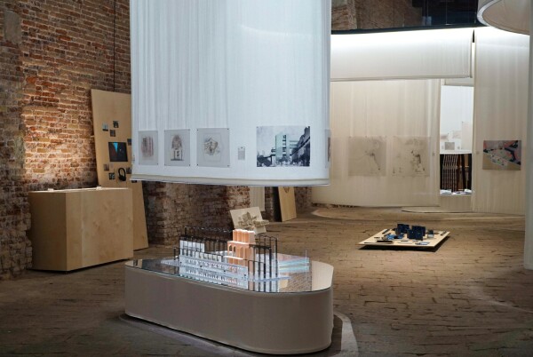 Auf der anderen Seite des Canale Grande hat sich im Magazzino Del Sale N. 5 in Dorsoduro der Kuwaitische Pavillon niedergelassen.