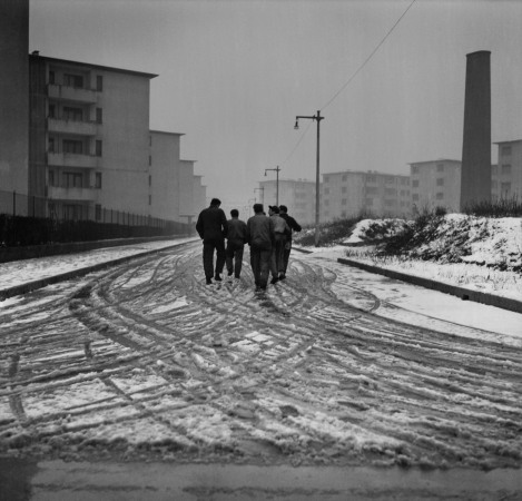 Immer wieder unternahm er auerdem ausgiebige Reisen und widmete sich der Straenfotografie. Auch dieses dokumentarische Werk fand Eingang in die fhrenden Magazine seiner Zeit.