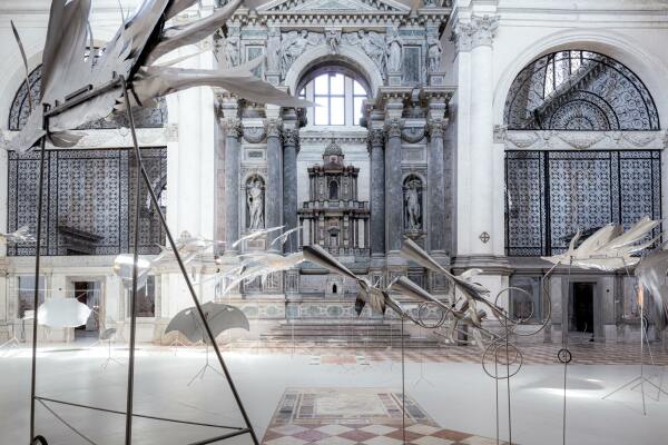 Whrend der Biennale ist hier die Ausstellung Thus Waves Come in Pairs mit Arbeiten von Simone Fattal sowie Petrit Halilaj und Alvaro Urbano (im Bild) zu sehen. Thematischer Hintergrund ist der Klimawandel rund um das Mittelmeer.