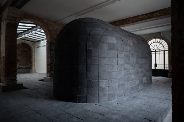 Das Zhinvali-Reservoir ist nach einem kleinen Dorf benannt, das fr seinen Bau geflutet wurde. Das enigmatische Objekt im Ausstellungsraum bezieht sich auf die einstige Dorfkirche. Die Steine wurden aus schwarzem Schlick geformt, der aus dem Reservoir stammt.