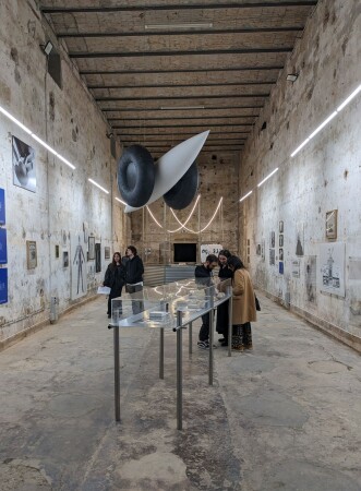 Ein Geheimtipp versteckt sich schlielich noch auf Giudecca. Im Spazio Punch unweit der Molino Stucky sind visionre Zeichnungen und Objekte des franzsischen Architekten Franois Dallegret zu sehen.