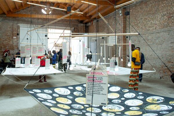 Direkt gegenber von Schottland hat mit Katalonien eine weitere autonome Region ihre eigene Venedig-Dependance. Fr das Projekt Following the Fish haben sich die Kurator*innen mit der barceloneser Gewerkschaft der Straenverkufer*innen zusammengetan.