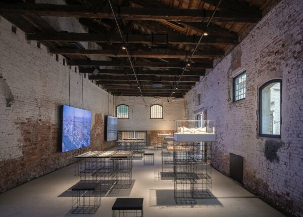 Sieben aktuelle Projekte werden mit Modellen, Zeichnungen und Filmen als Fallbeispiele f�r eine zeitgen�ssische Umbaupraxis diskutiert.