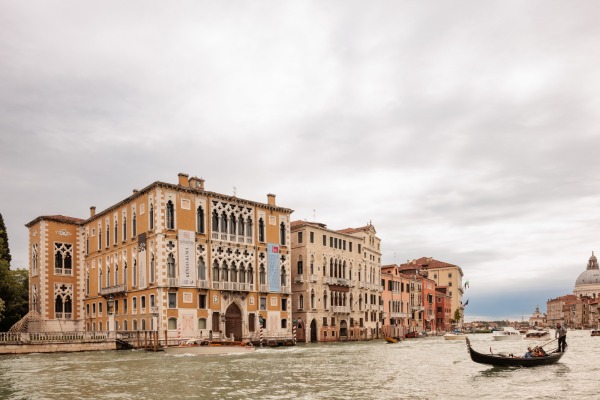 Direkt an der Ponte dell�Accademia steht mit dem Palazzo Cavalli-Franchetti einer der etabliertesten Orte f�r kollaterale Pr�sentationen. Dieses Mal sind dort die Pavillons von Portugal und Katar sowie eine Ausstellung �ber Kengo Kuma versammelt.