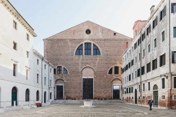 Im Stadtteil Castello betreibt die Thyssen-Bornemisza-Stiftung in einer alten Kirche am Campo di San Lorenzo seit einigen Jahren den Ocean Space Venice.