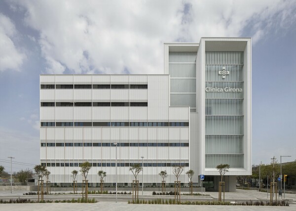 Krankenhaus in Girona von PMMT Arquitectura