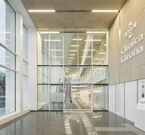 Krankenhaus in Girona von PMMT Arquitectura