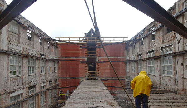 Aufgrund der Schadstoffbelastung mussten im Ostfl�gel Decken und W�nde herausgenommen werden.