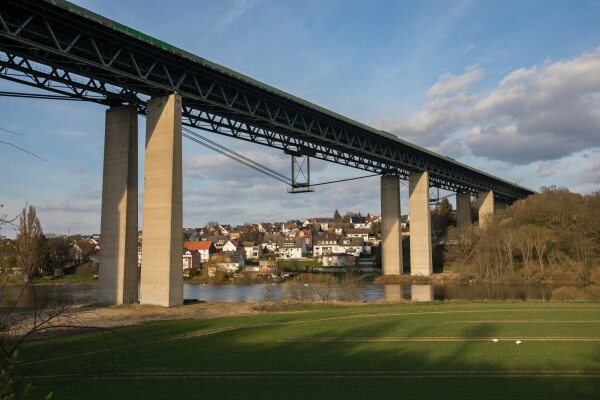 Auszeichnung in der Kategorie Straen- und Eisenbahnbrcken: Fuldatalbrcke in Bergshausen, Hessen von Ingenieurgruppe Bauen (aktuell: WTM Engineers, Berlin; vormals: Ingenieurgruppe Bauen, Berlin)