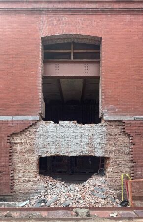 Durchbruch f�r die neue Eingangst�r