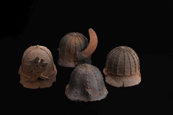 Aiko Watanabe: Helmets, 2020. Steinzeugobjekte.