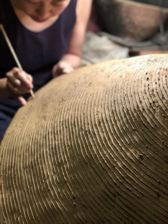 Aiko Watanabe: At Mountain, 2020. Steinzeugobjekt.