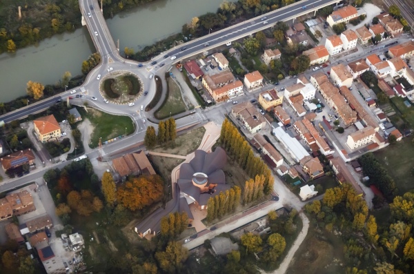 Kirche und Gemeindezentrum in Ferrara von Benedetta Tagliabue