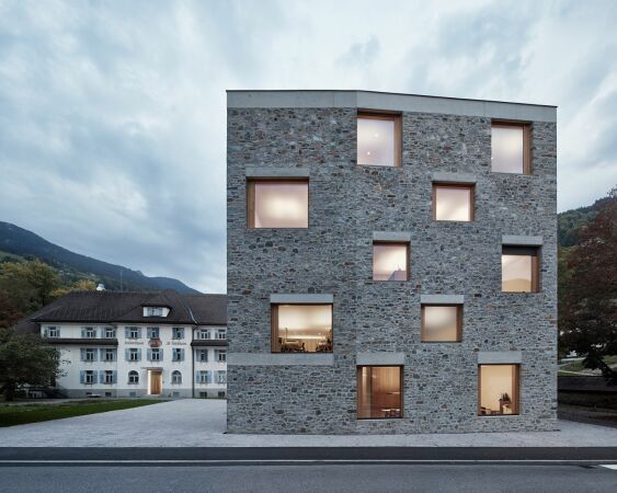 Das Alpin Sport Zentrum in Schruns von bernardo bader architekten aus dem Jahr 2018