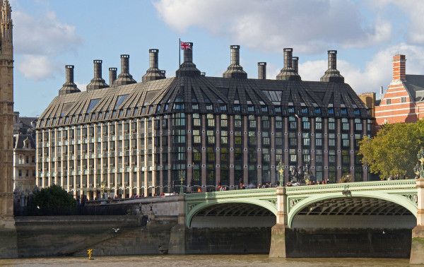 Portcullis House in Westminster, fertiggestellt 2001. Foto: Tony Hisgett / Wikimedia / CC BY 2.0