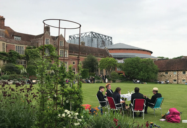 Glyndebourn Opera House in Sussex, fertiggestellt 1994. Foto: Neil Rickards / Wikimedia / CC BY 2.0