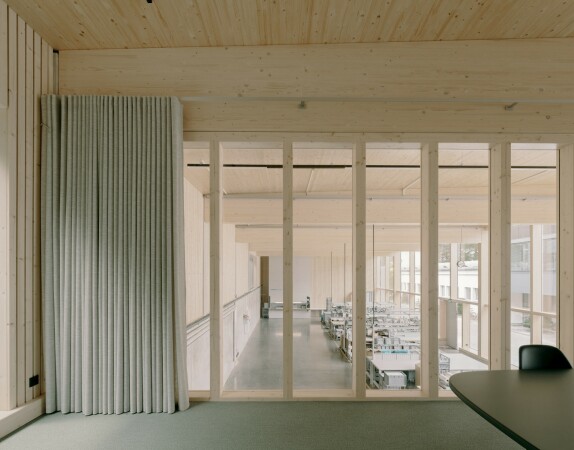 Werkshalle von Atelier ST f�r die Manufaktur M�hle