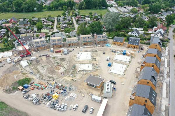 Aufgrund der Vorfertigung sei der Baufortschritt doppelt so schnell wie bei einer konventionellen Bauweise.