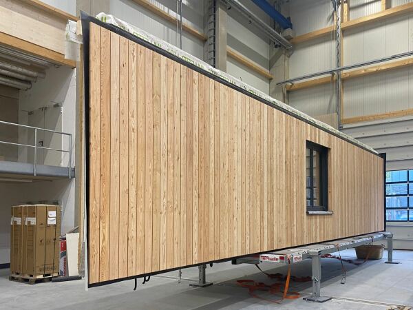 Die Wandmodule wurden als Holztafelelemente mit Zellulosedmmung hergestellt.