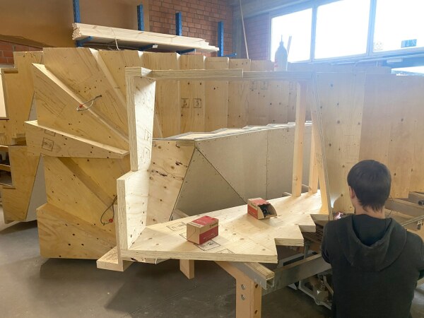 Ebenso wie die Treppen aus Furnierschichtholz.