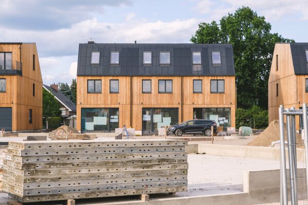 Mittlerweile sind die ersten 37 Einheiten gerichtet, eine wurde bereits bezogen.