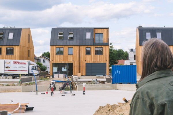 Lediglich die Bodenplatten sind aus Beton. Auf Keller verzichtete man bewusst.