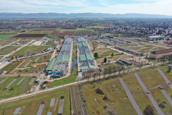Blick über die Bundesgartenschau auf das neue Stadtquartier Spinelli