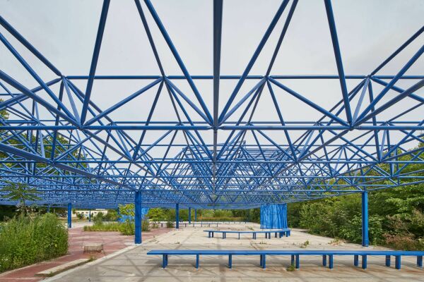 Besuch am Sonntag: Blaue Stunde – Transformation der Mero-Halle im Spreepark Berlin von modulorbeat.