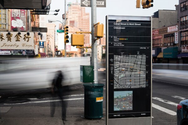 Wegeleitsystem des 2013 lancierten Programms WalkNYC nach einem Entwurf von PentaCityGroup