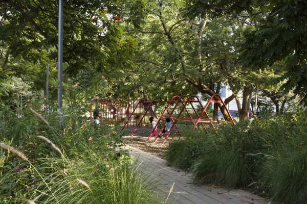 Parkanlage und Gemeindezentrum in Jiutepec von Rozana Montiel