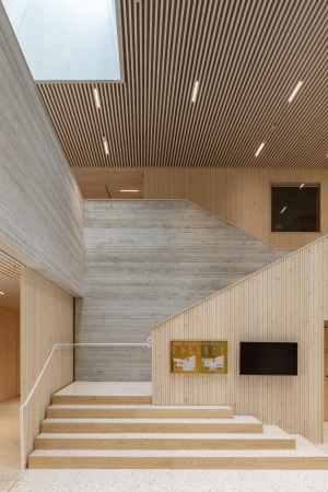 Kirche und Wohnen in Vantaa von Oopeaa