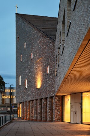Kirche und Wohnen in Vantaa von Oopeaa