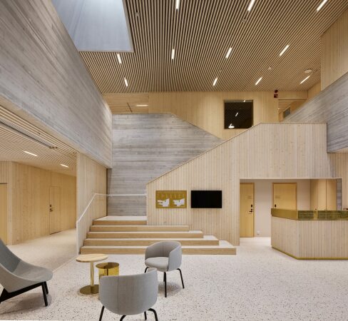 Kirche und Wohnen in Vantaa von Oopeaa