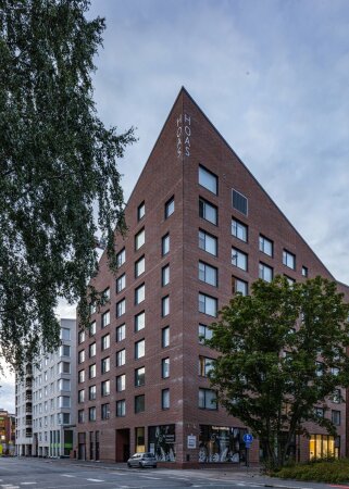 Kirche und Wohnen in Vantaa von Oopeaa