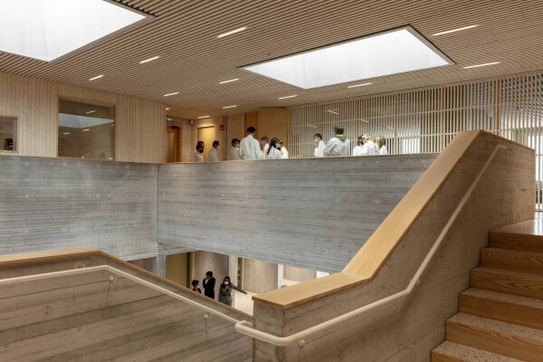 Kirche und Wohnen in Vantaa von Oopeaa