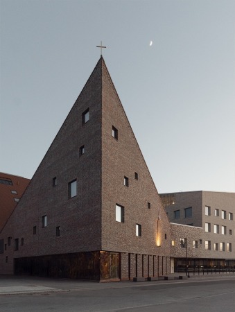 Kirche und Wohnen in Vantaa von Oopeaa